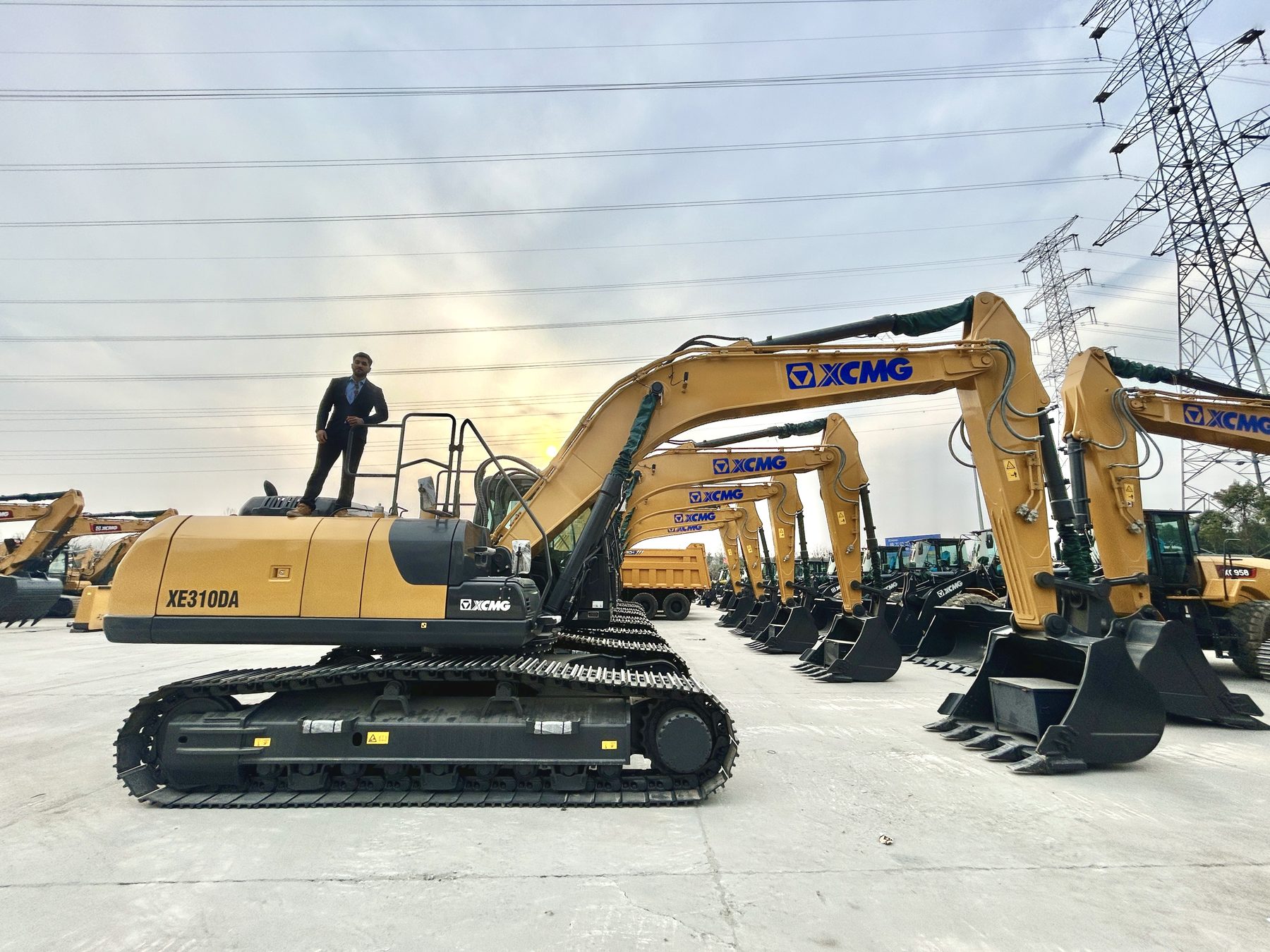 Giusepy Vizcarra en patio XCMG China